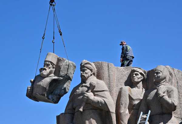 Ucrânia remove monumento soviético que exalta amizade com a Rússia