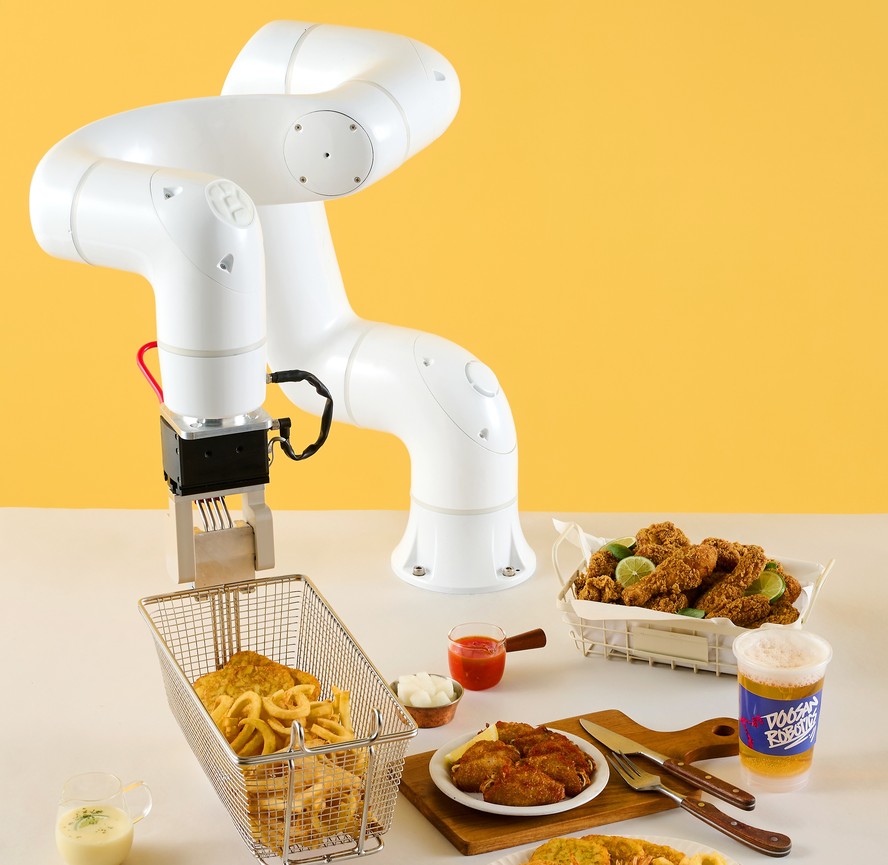 ‘Cobôs’, os robôs colaborativos que servem cerveja, fazem frango frito ...