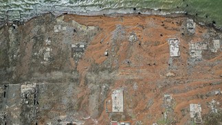 Os vestígios da cidade centenária de Pantabangan ressurgiram no norte das Filipinas depois que o nível da água da barragem baixou em meio a uma seca que assola muitas partes do país. — Foto: JAM STA ROSA / AFP