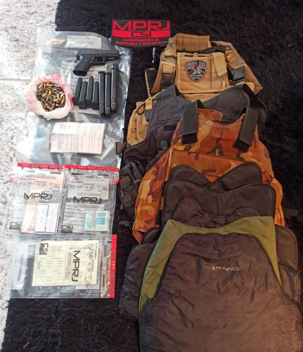 Equipes apreenderam dinheiro, documentos, munições, arma e coletes durante a Operação Pretoriana — Foto: Divulgação/MPRJ