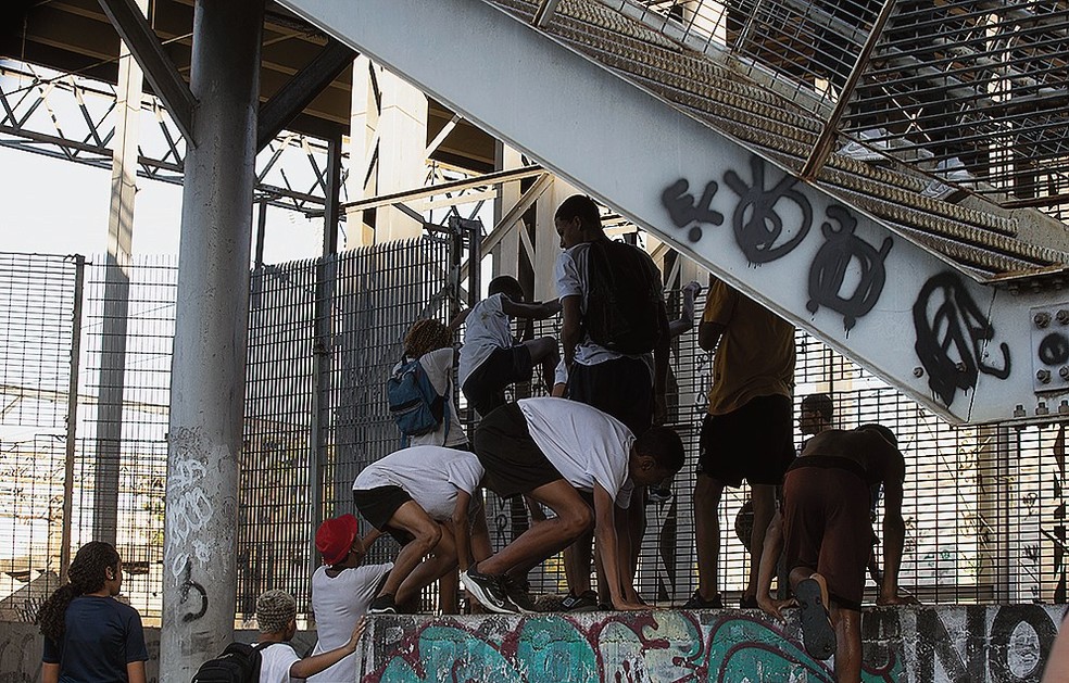 Flagrantes. Construções ilegais, passageiros pulando muro de estação e trem pichado: o dia a dia do sistema ferroviário — Foto: Domingos Peixoto