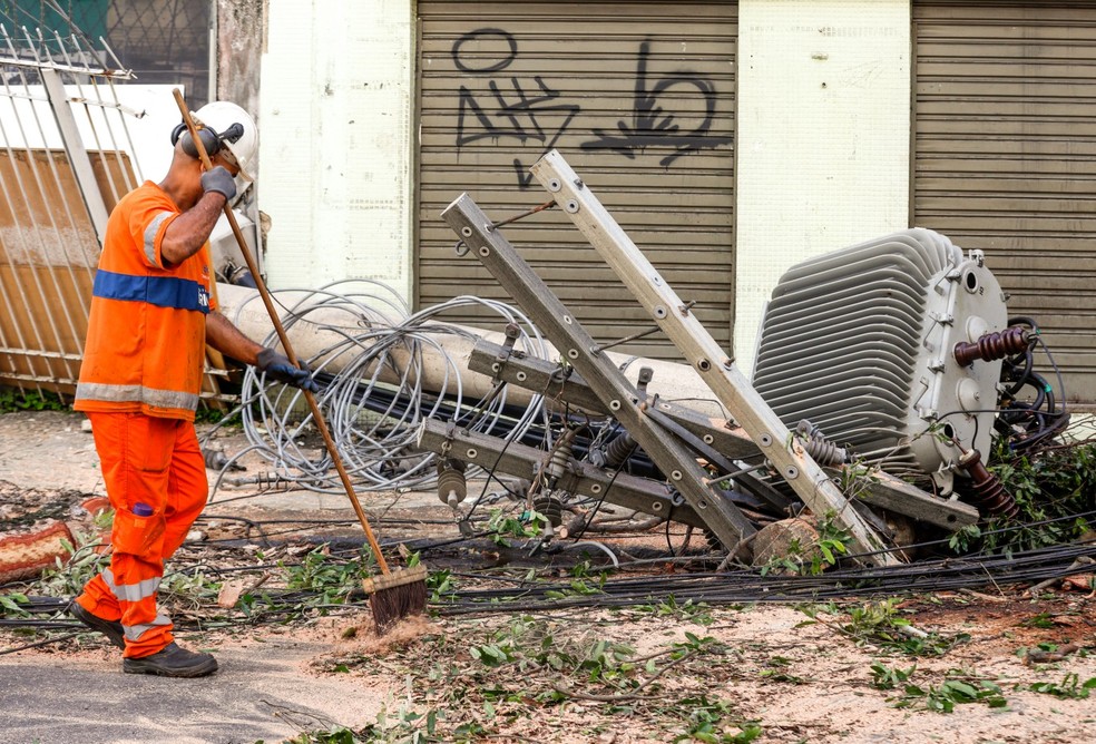 No Rio, transformador na calçada e árvore em cima de automóvel: distribuidora vai instalar mais 19 pontos de medição meteorológica — Foto: Gabriel de Paiva/30-7-2026