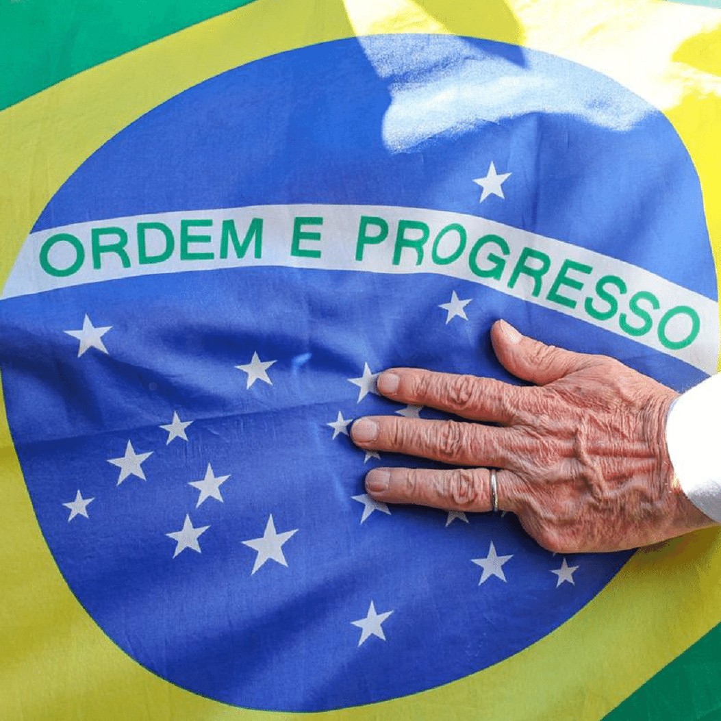A mão de Lula posta sobre uma bandeira do Brasil durante a campanha presidencial em 2022. — Foto: Ricardo Stuckert