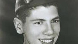 O apresentador mantinha guardada a farda militar que usou quando serviu o Exército, aos 18 anos, quando foi paraquedista. Ele também foi camelô. Seu primeiro programa, Vamos Brincar de Forca, estreou em 1962.Em 1964, passou a comandar seu programa aos domingos, Programa Silvio Santos — Foto: Reprodução Internet