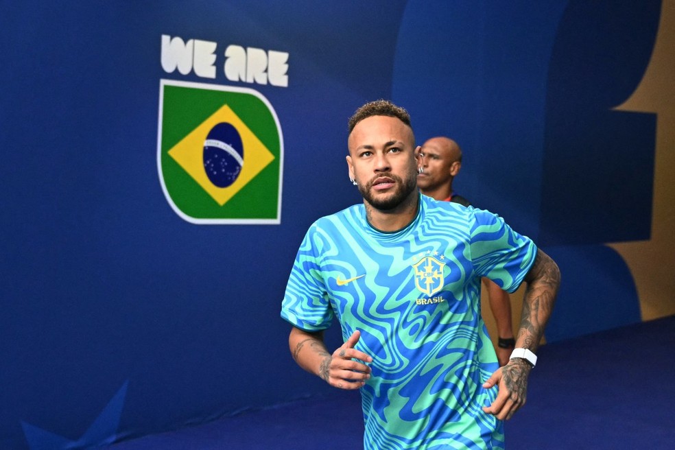 Neymar entrando em campo para o aquecimento antes do jogo contra a Escócia — Foto: PATRÍCIA DE MELO MOREIRA/AFP
