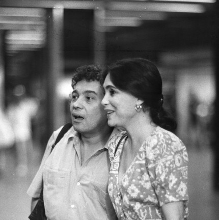 O fotojornalista Irineu Barreto acompanhou 'Vale tudo' de perto: aqui seu registro de Raquel (Regina Duarte) e Poliana (Pedro Paulo Rangel) em cena no aeroporto internacional, o Galeão — Foto: Irineu Barreto/Agência O Globo