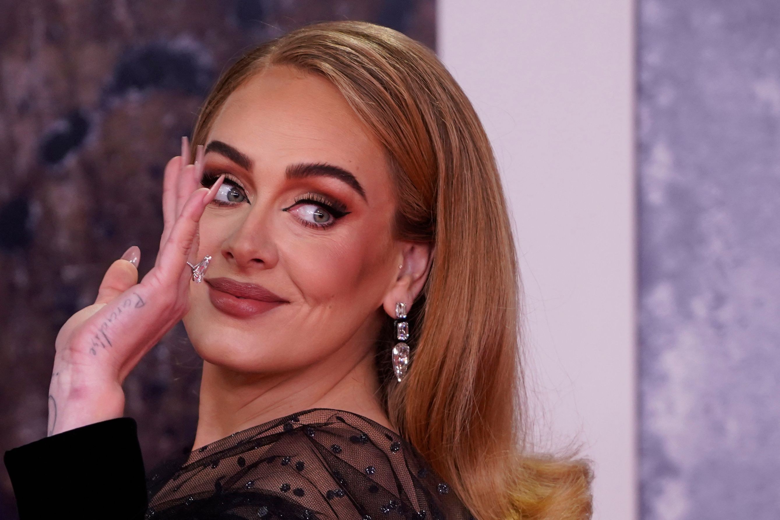 Adele fez música para Charlie Kirk? Inteligência artificial está 'enganando' ouvintes em plataforma
