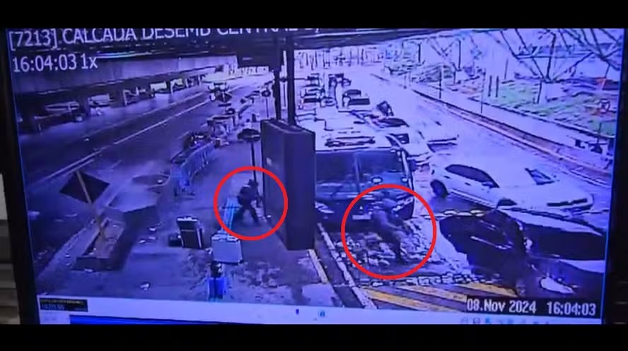 Imagem de câmera de segurança do Aeroporto de Guarulhos mostra os dois assassinos de Gritzbach correndo de volta para o carro após o crime