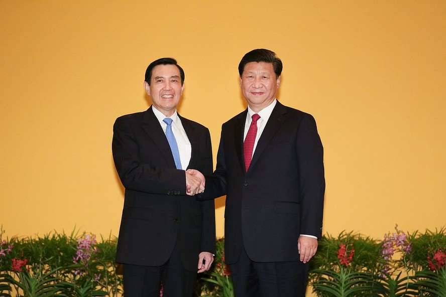 O então presidente de Taiwan, Ma Ying-jeou, e o presidente da China, Xi Jinping, apertam as mãos durante uma cúpula em Cingapura em 7 de novembro de 2015