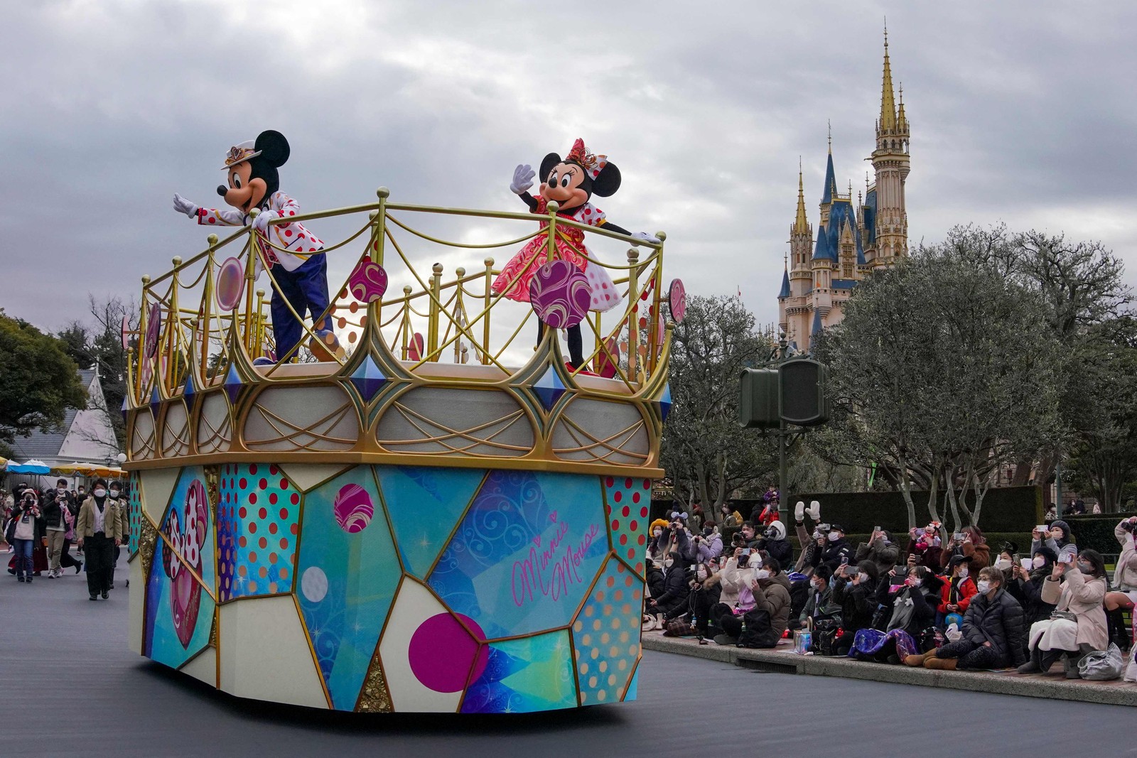 Artistas vestidos como os personagens da Disney acenam para o público durante evento de divulgação de nova atração do parque temático "Minnie, We Love You", na Tokyo Disneyland, em Urayasu, província de Chiba. — Foto: Kazuhiro NOGI / AFP
