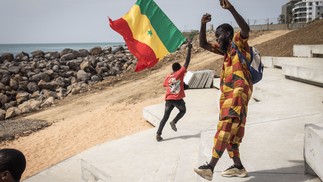 Senegalês comemora vitória por 3 a 1 da seleção em arena montada com telão em Dacar — Foto: John Wessels/AFP