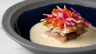 Prato do Lasai: atum, yacon (uma espécie de batata), alho-poró, ikura (ovas vermelhas) e capim-limão — Foto: Rodrigo Azevedo/Agência O Globo