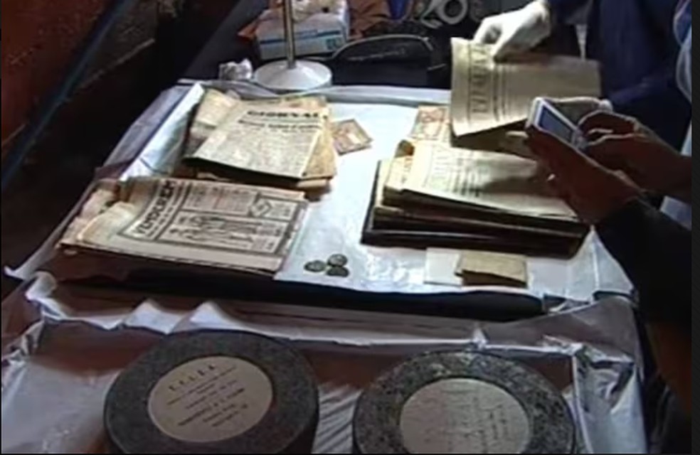 Dois rolos de filme, diários de época e moedas foram alguns dos objetos encontrados na cápsula do tempo no Monumento a Colombo — Foto: Captura da Presidência da Nação