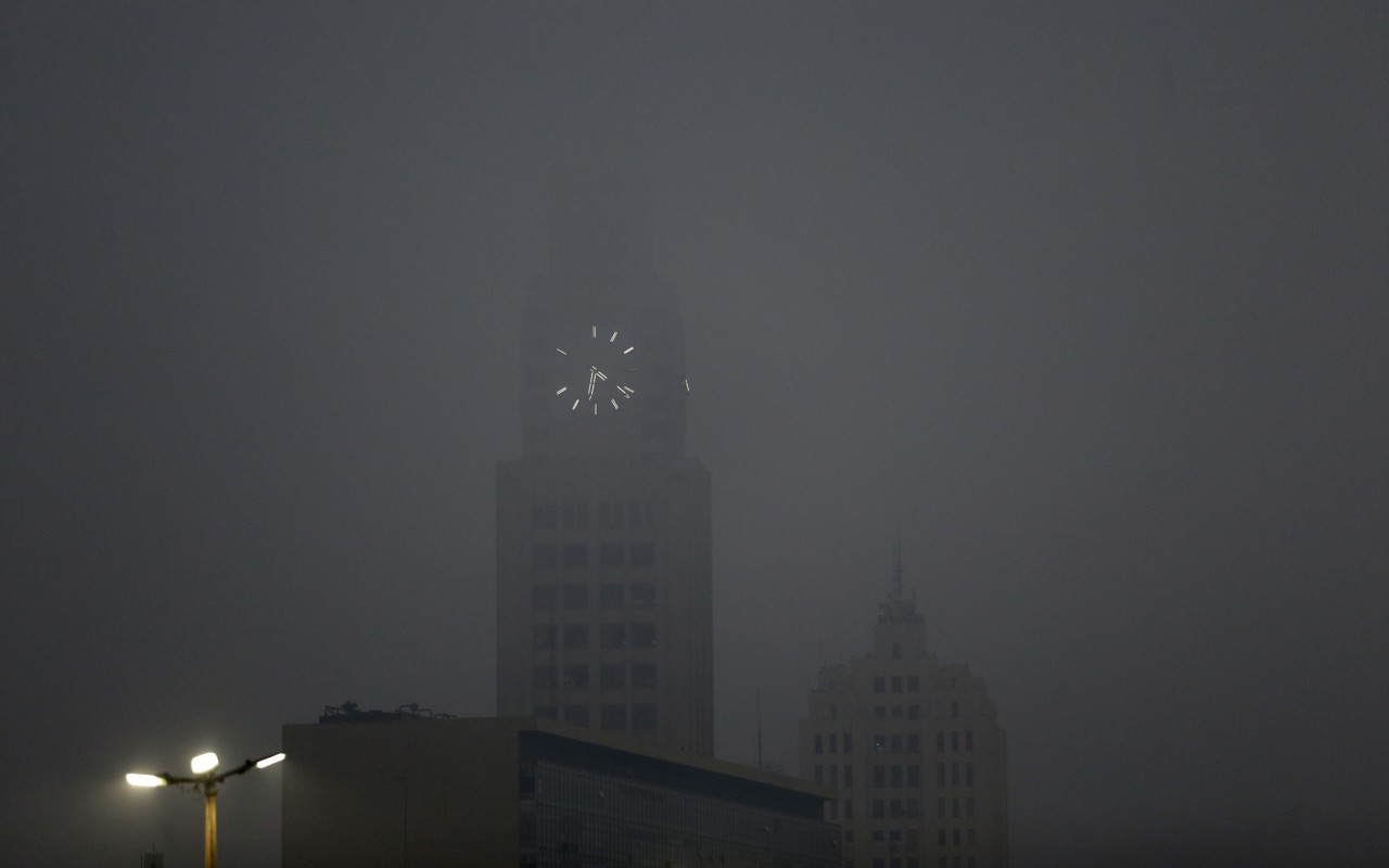 Relógio de Central do Brasil encoberto pela névoa. Foto Fabiano Rocha / Agência O Globo