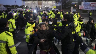 Conflito entre policiais e manifestantes perto da Assembleia Nacional, em Seul, após Yoon Suk-yeol revogar a lei marcial sob pressão política e popular — Foto: Chang W. Lee/The New York Times