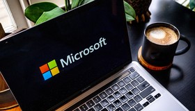Microsoft faz aposta de alto risco na 'guerra fria' da IA ao fechar acordo com empresa dos Emirados