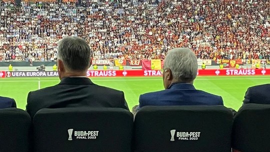 Premier de Portugal foi de jatinho torcer com Orbán