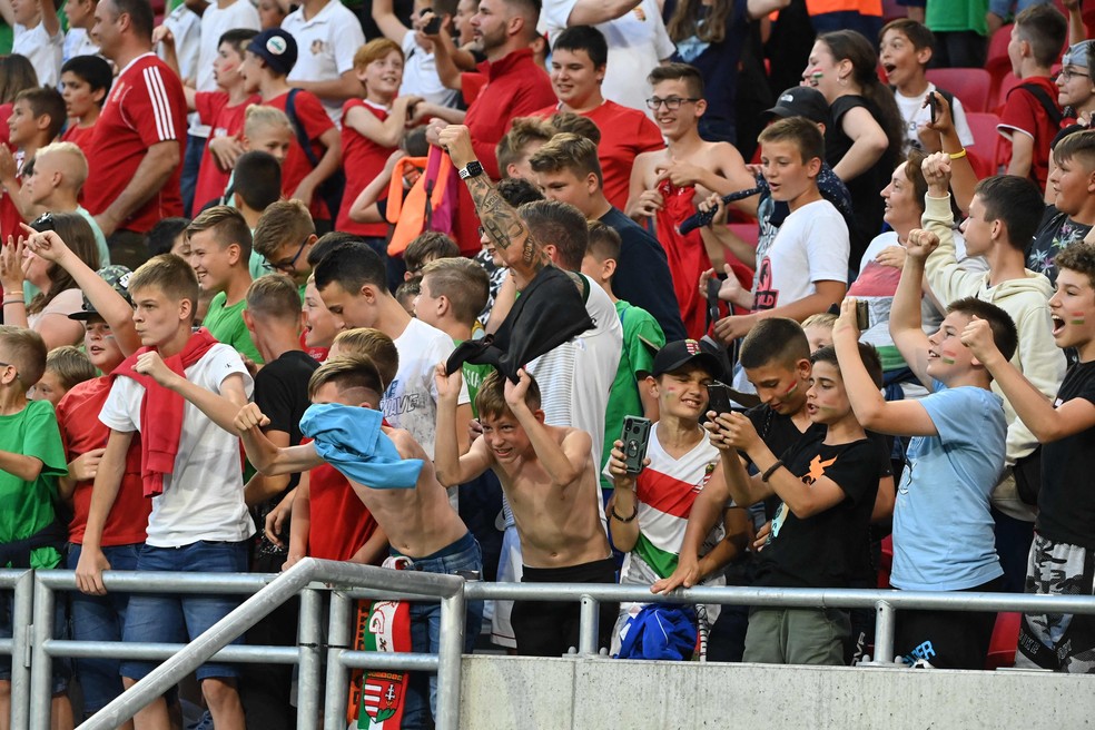As arquibancadas da Arena Puskás estavam tomadas de crianças para o jogo entre Hungria e Inglaterra — Foto: Attila Kisbenedek/AFP