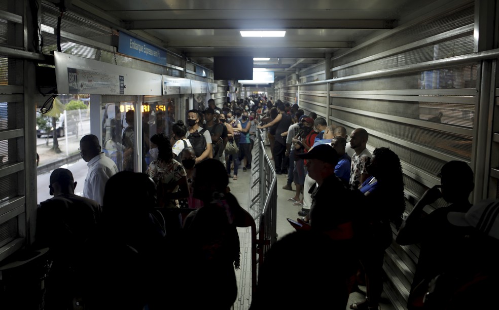 Projeto original da estação Santa Cruz foi subdimensionado e passageiros conviveram com filas — Foto: Gabriel de Paiva / Agência O Globo / 04-01-2021