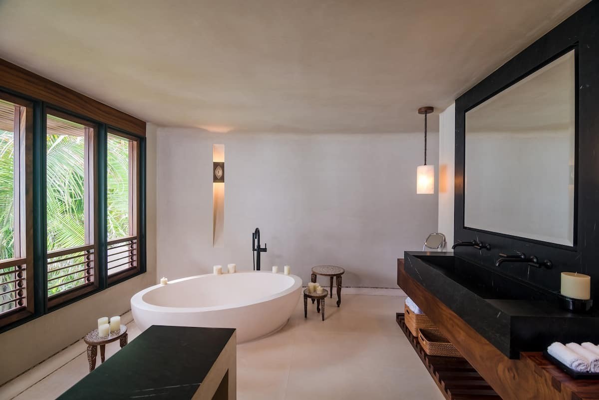 Um dos 16 banheiros da casa Reprodução/Luxury Retreats