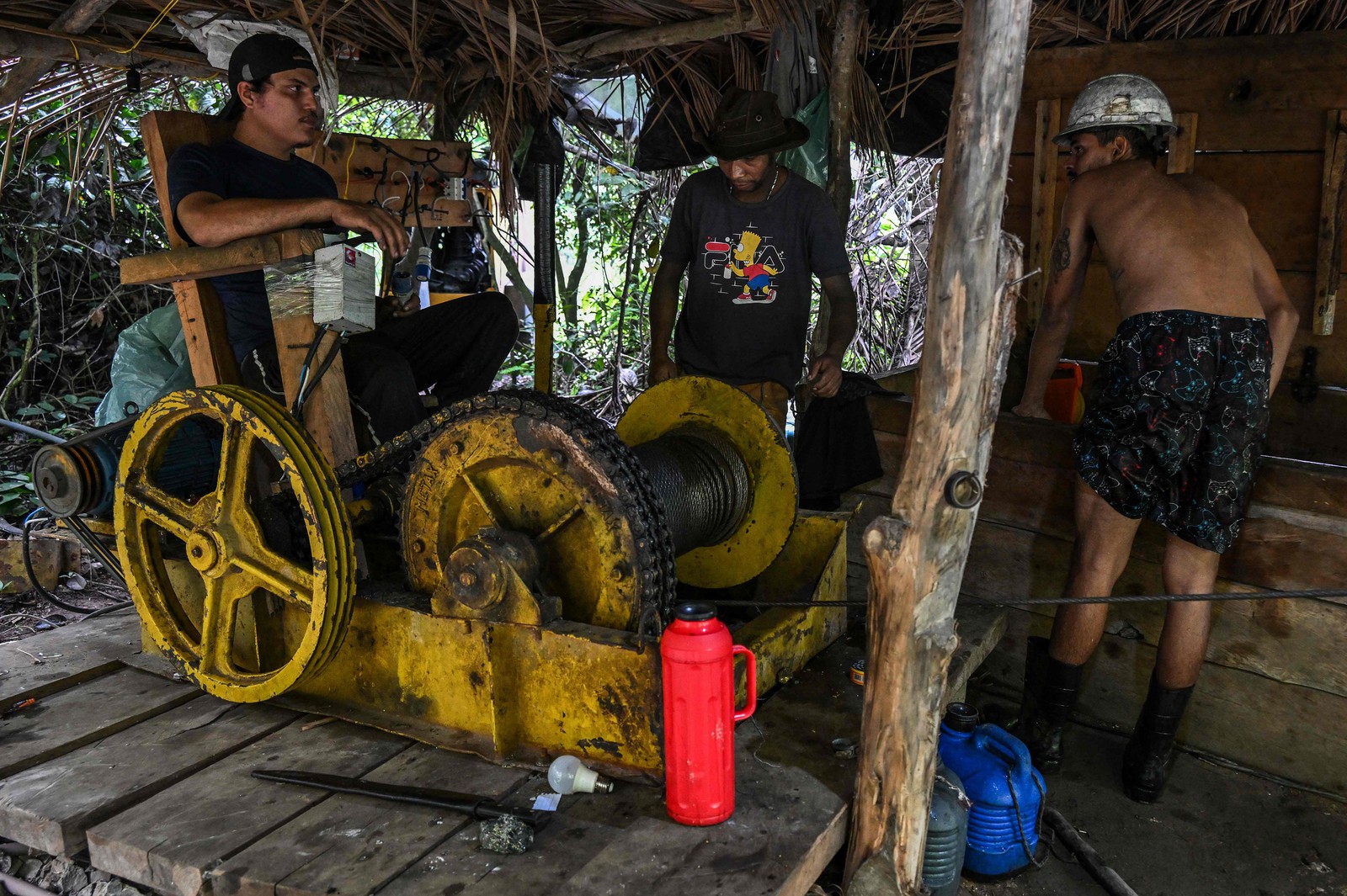 Segundo Ezequias Martins, delegado da Polícia Federal em Marabá, a extração de cobre é feita com a abertura de galerias a entre 40 e 120 metros de profundidade. - Foto: Nelson Almeida / AFP