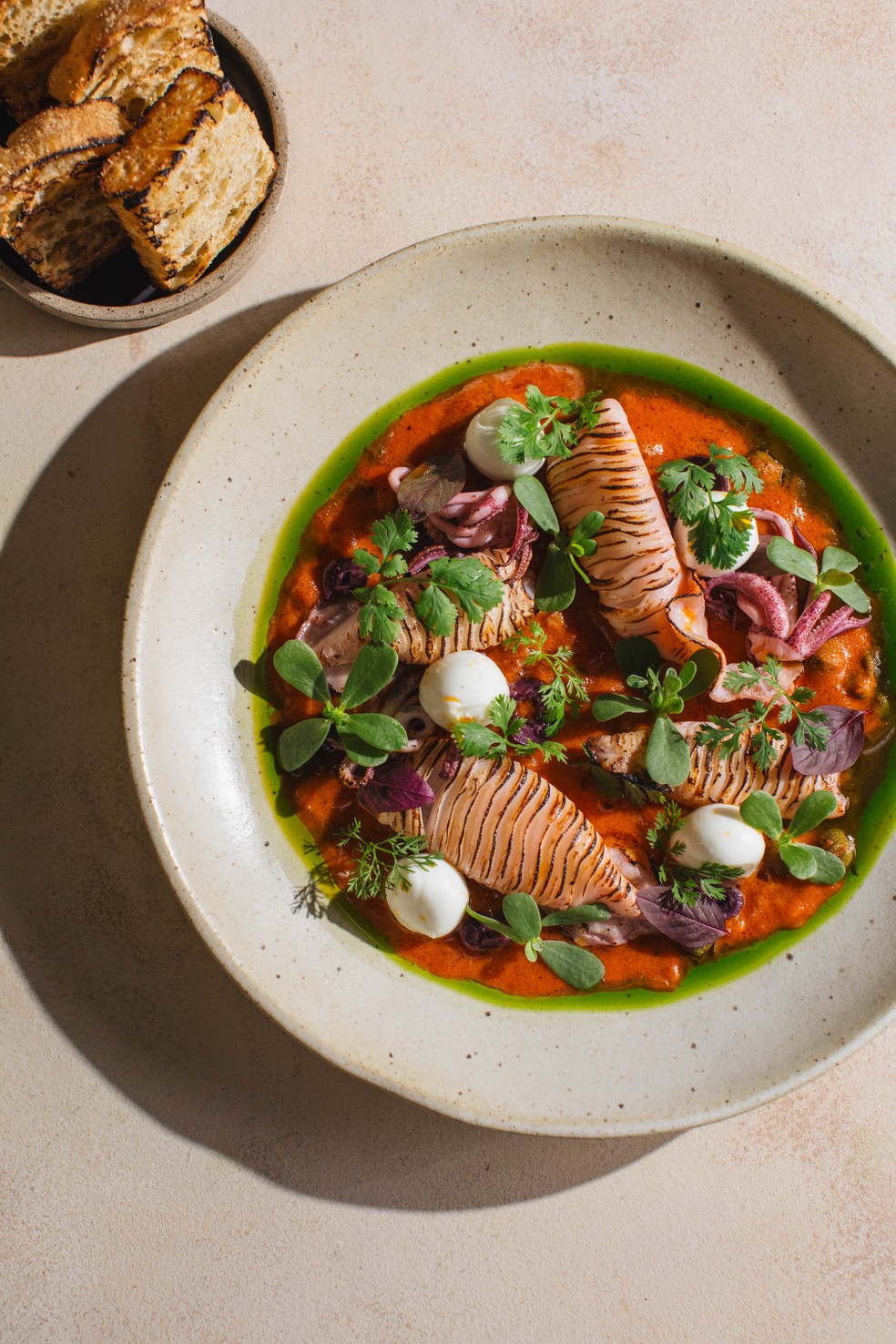 Metzi: Mexicano de alma moderna e inventiva aposta em receitas autorais como as lulas em salsa veracruzana com mozzarella de búfala — Foto: Divulgação/Nani Rodrigues