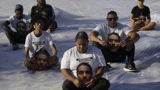 Parentes fazem um ato nos 10 anos da morte de Amarildo e pedem respostas. Ato foi em frente ao Hotel Copacabana Palace. — Foto: Gabriel de Paiva / Agência O Globo