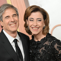 Fernanda Torres e Walter Salles no tapete vermelho do Oscar 2025 — Foto: Robyn Beck / AFP
