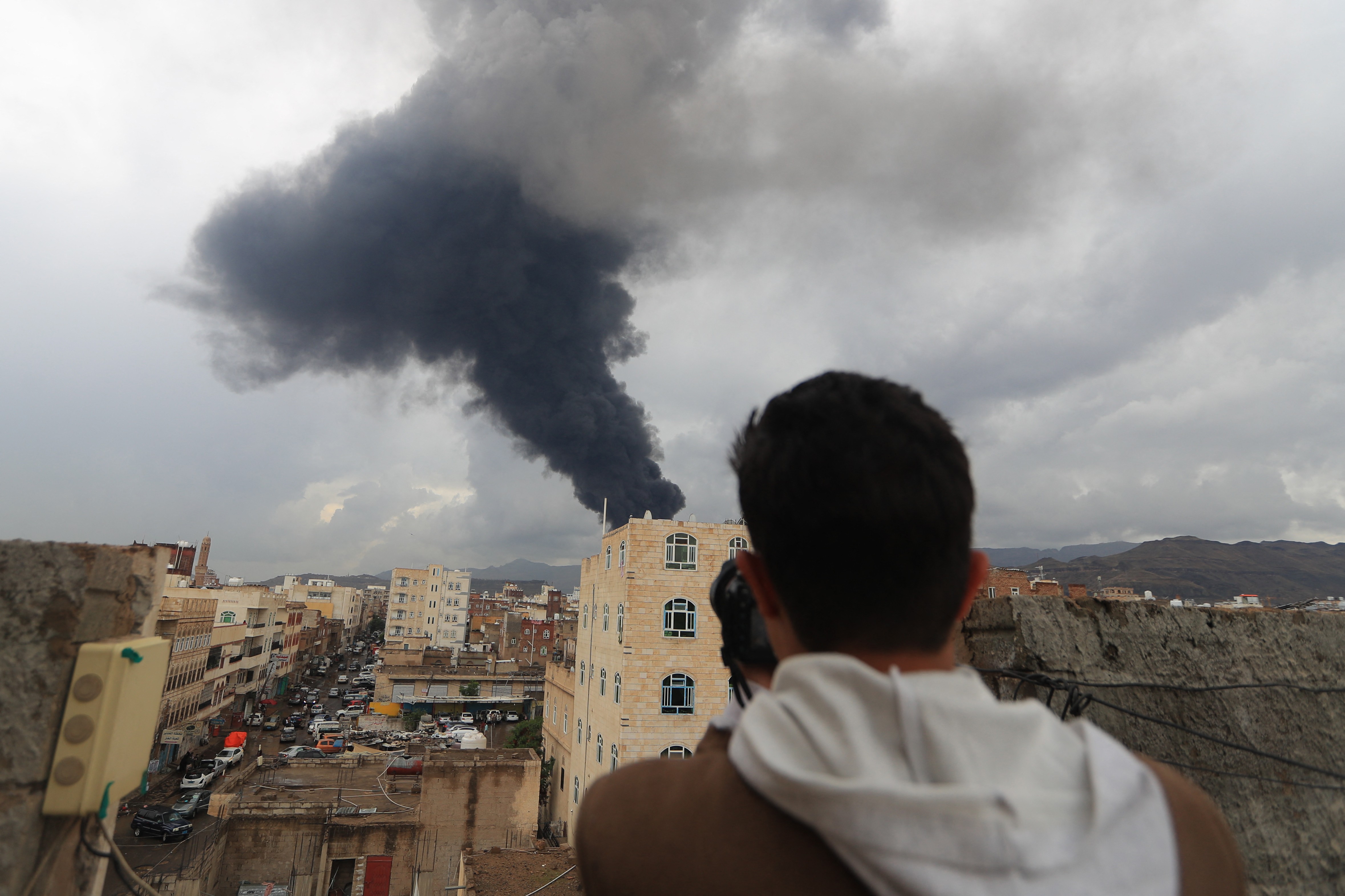 Israel ataca alvos militares dos houthis em Sanaa, no Iêmen