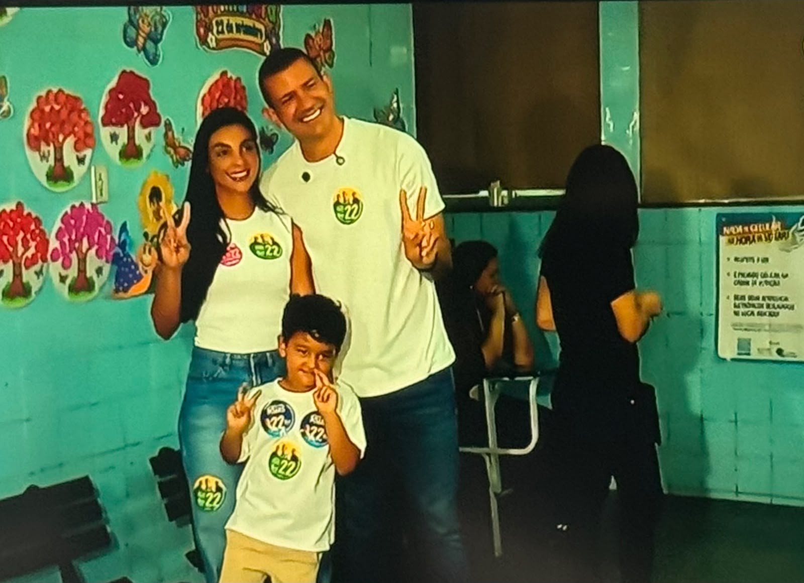 Douglas Ruas vota no Rio ao lado da esposa e do filho