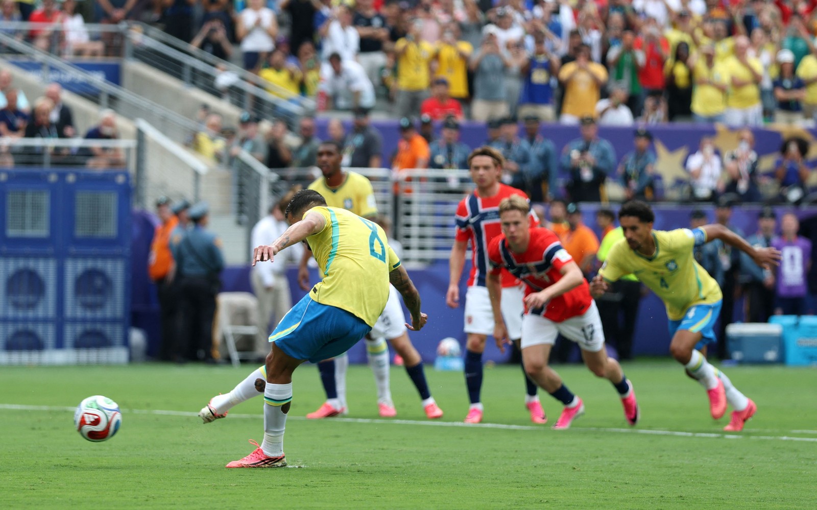Bruno Guimarães perde pênalti em Brasil x Noruega — Foto: AL BELLO / GETTY IMAGES NORTH AMERICA / Getty Images via AFP