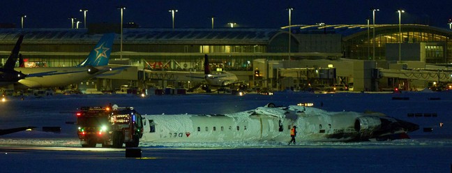 Avião da Delta Airlines capota após pouso forçado no Aeroporto Pearson de Toronto, Canadá — Foto: Geoff Robins / AFP
