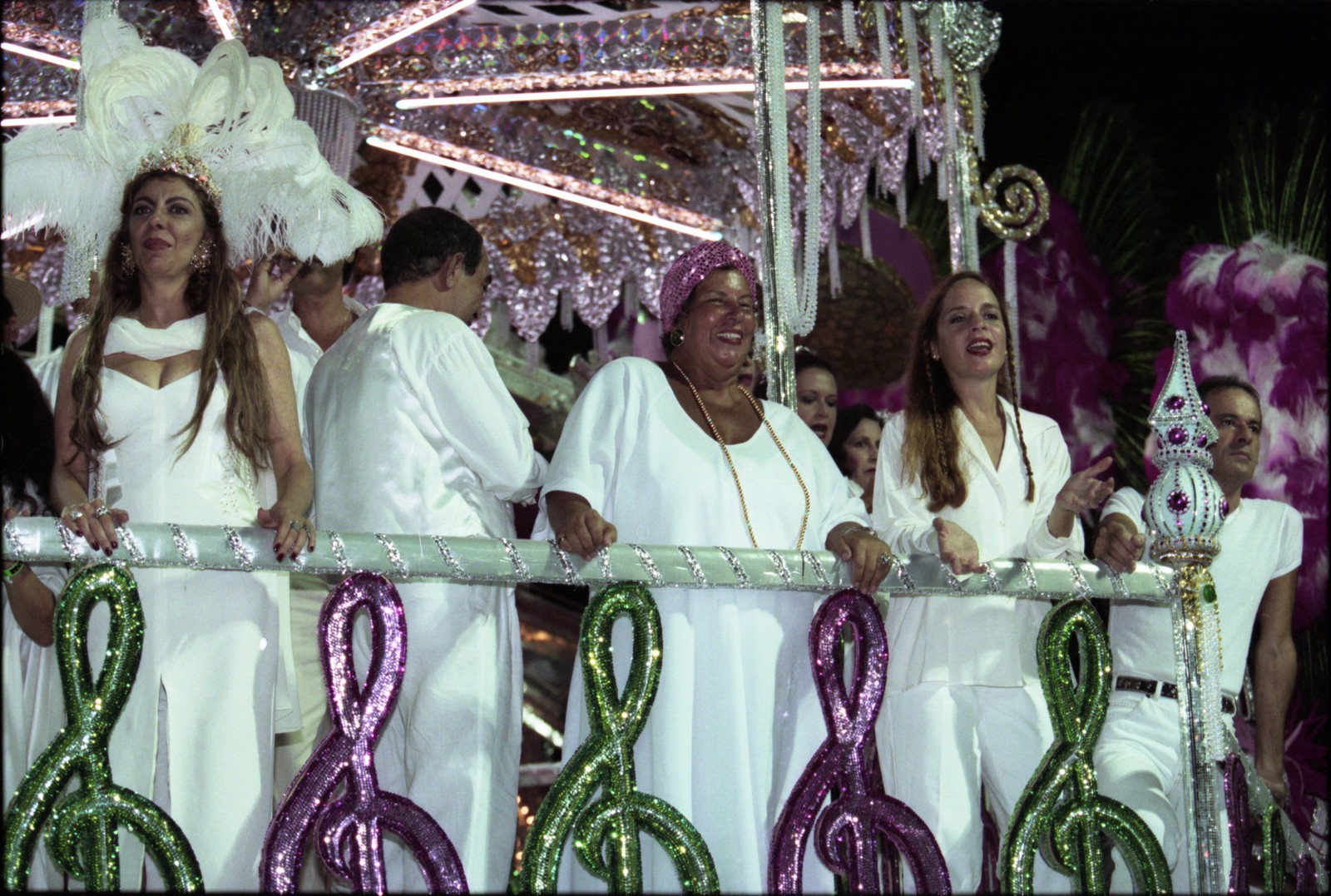 Marília Pera, João Nogueira, Nana Caymmi, Olivia Byington e Ney Matogrosso no carro abre-alas da Mangueira, em 1998 — Foto: André Arruda / O Globo