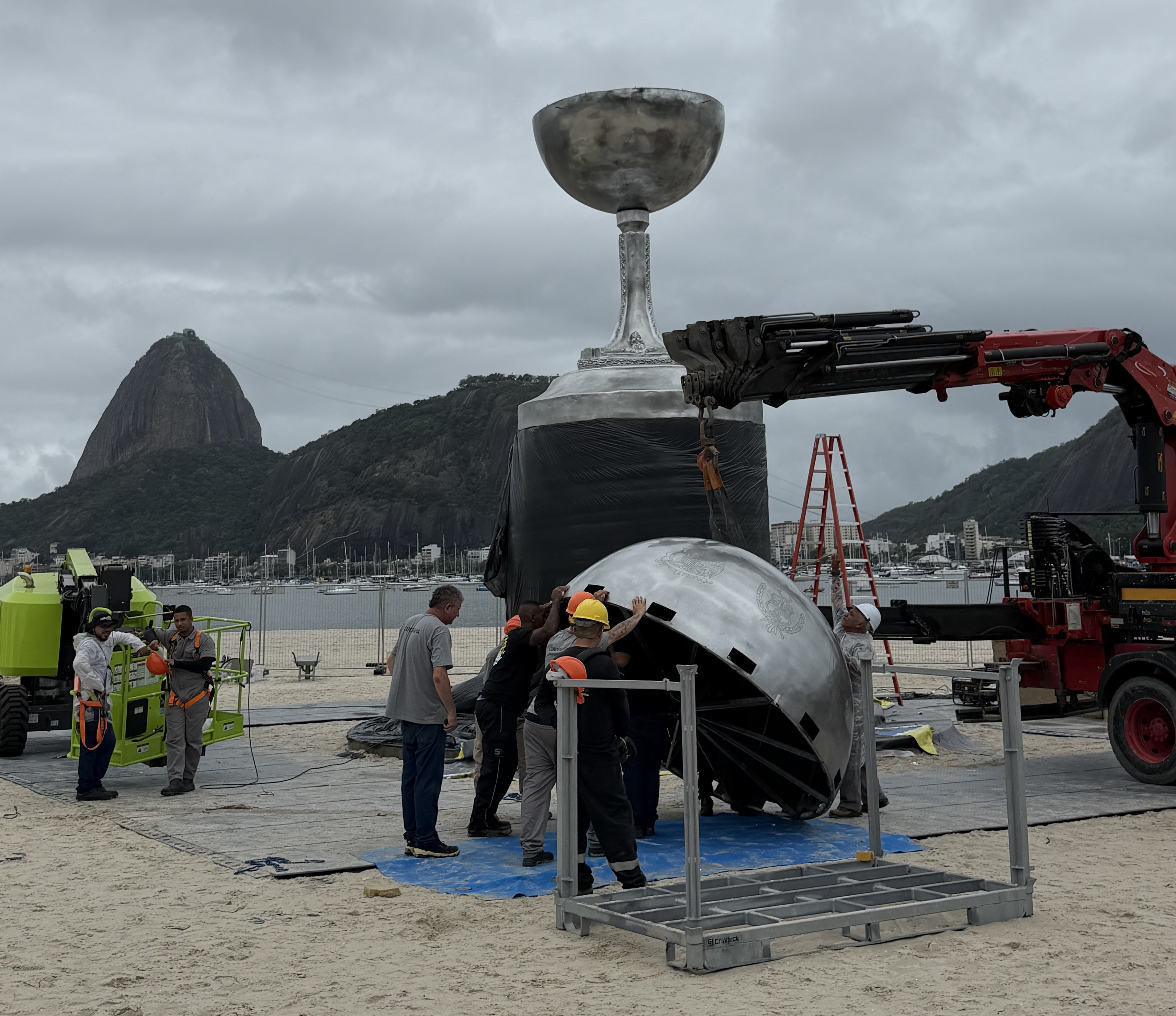 Libertadores leva trofu gigante  praia do Rio feito com | Esportes - Foto 3 | QTU Notícias