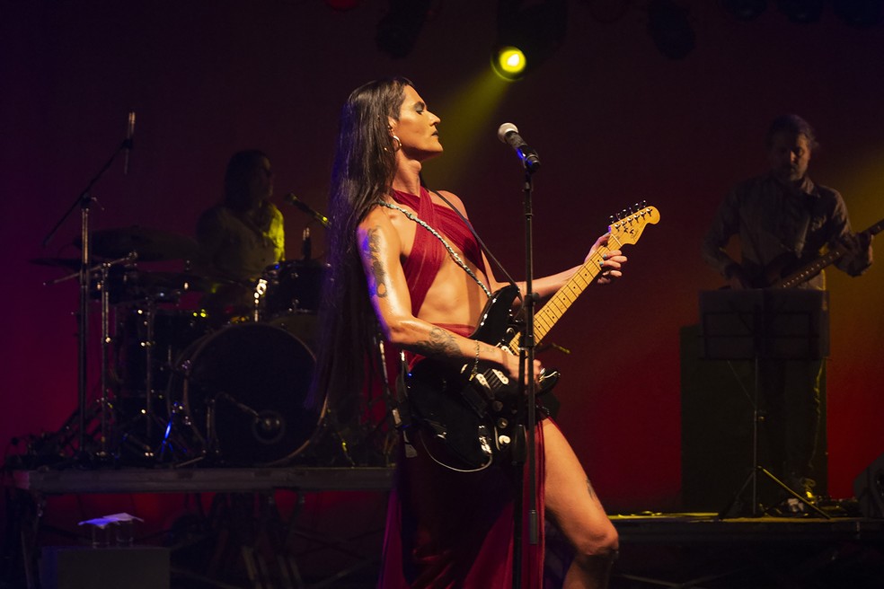 Filipe Catto celebra Gal Costa no show-álbum'Belezas são coisas acesas por dentro' — Foto: Divulgação/Juliana Robin
