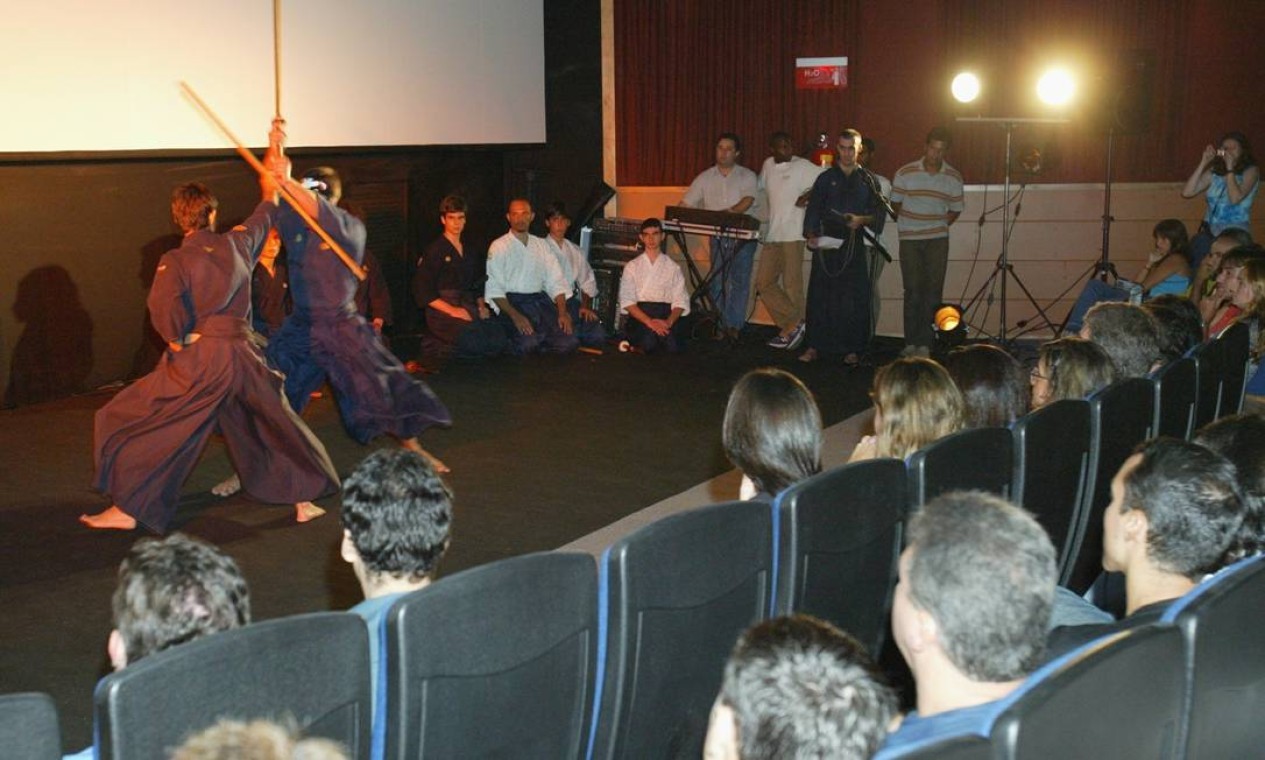 Pré-estréia, em 2004, do filme "O Último Samurai" contou com apresentação de grupo de lutadores. Roxy foi palco de grandes estreias, que aconteciam primeiro em suas telas para só depois serem exibidas em outras salas pela cidade  — Foto: André Teixeira