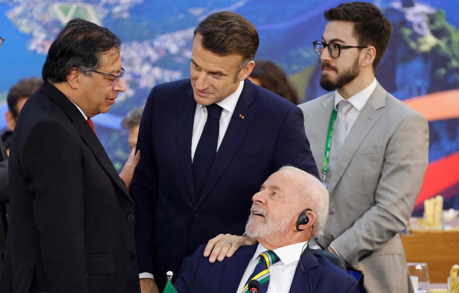 Presidente da Colômbia, Gustavo Petro, conversa com Lula e Macron — Foto: Ludovic MARIN / AFP