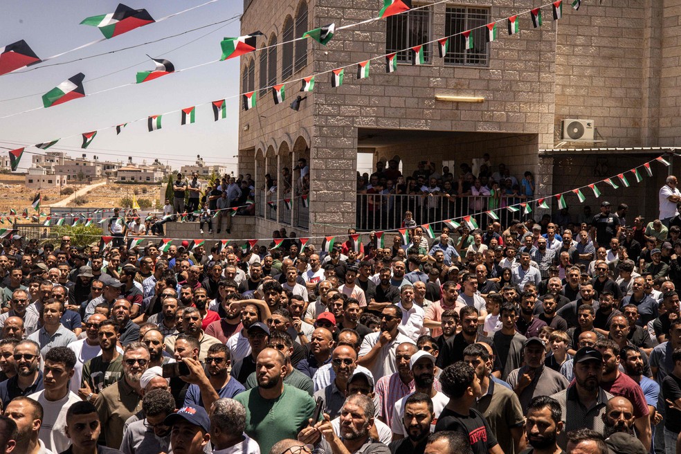 Multidão se reúne na vila de al-Mazraa al-Sharqiya para funeral de Sayfollah Musallet, morto em ataque de colonos israelenses na Cisjordânia, em — Foto: JOHN WESSELS / AFP