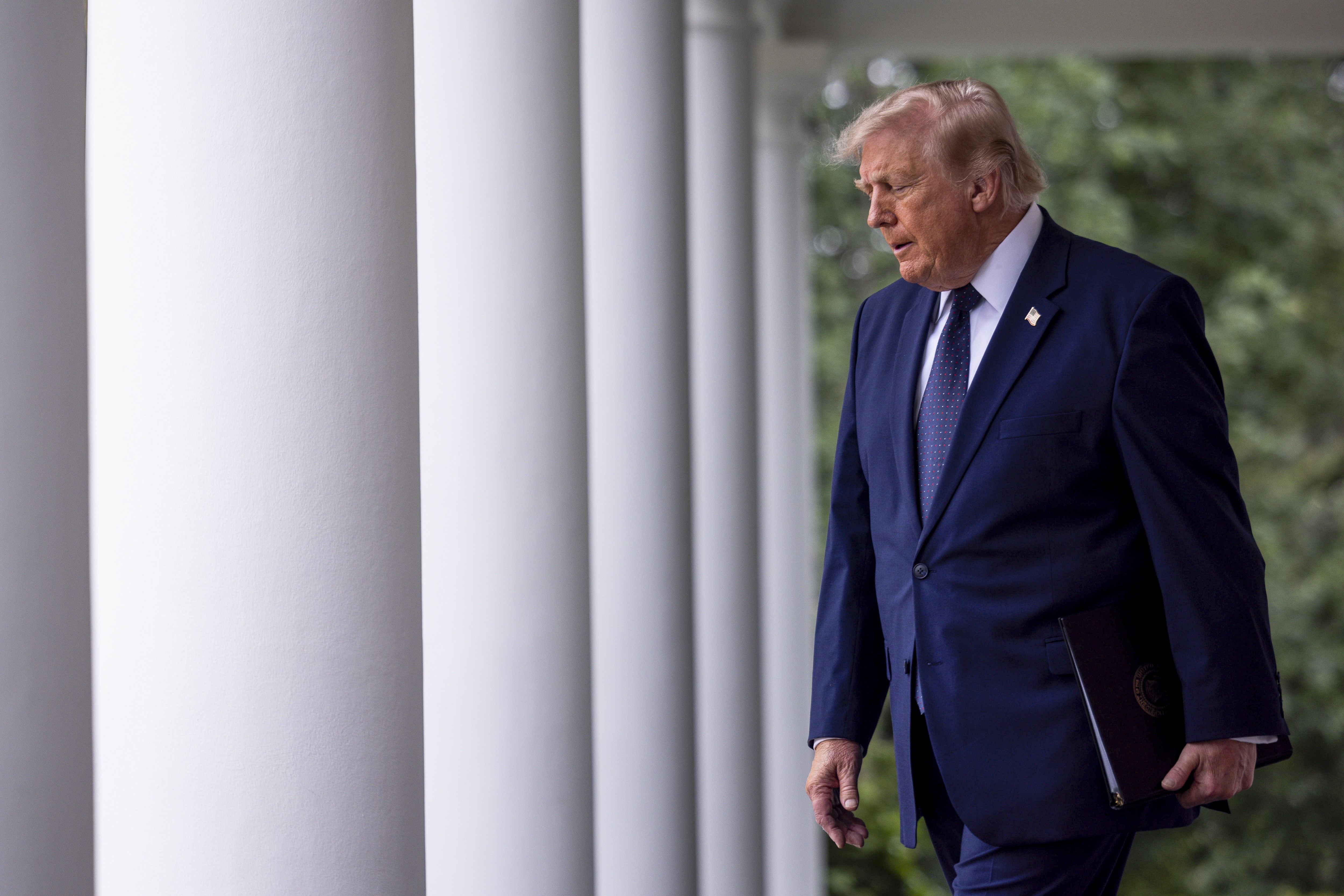 Trump muda posição sobre pedágio em Ormuz e fala em investimento