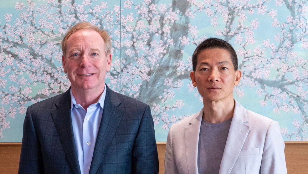 Brad Smith, presidente da Microsoft, e Peng Xiao, do G42, em anúncio de data centers nos Emirados Árabes — Foto: G42/Divulgação