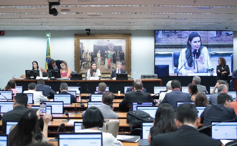 CCJ da Câmara em sessão que votou PEC que limita decisões individuais de ministros do STF