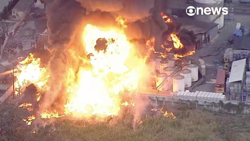 Incêndio atinge indústria na Grande SP, com registro de múltiplas explosões nesta terça (4) - QTU Questões do Universo