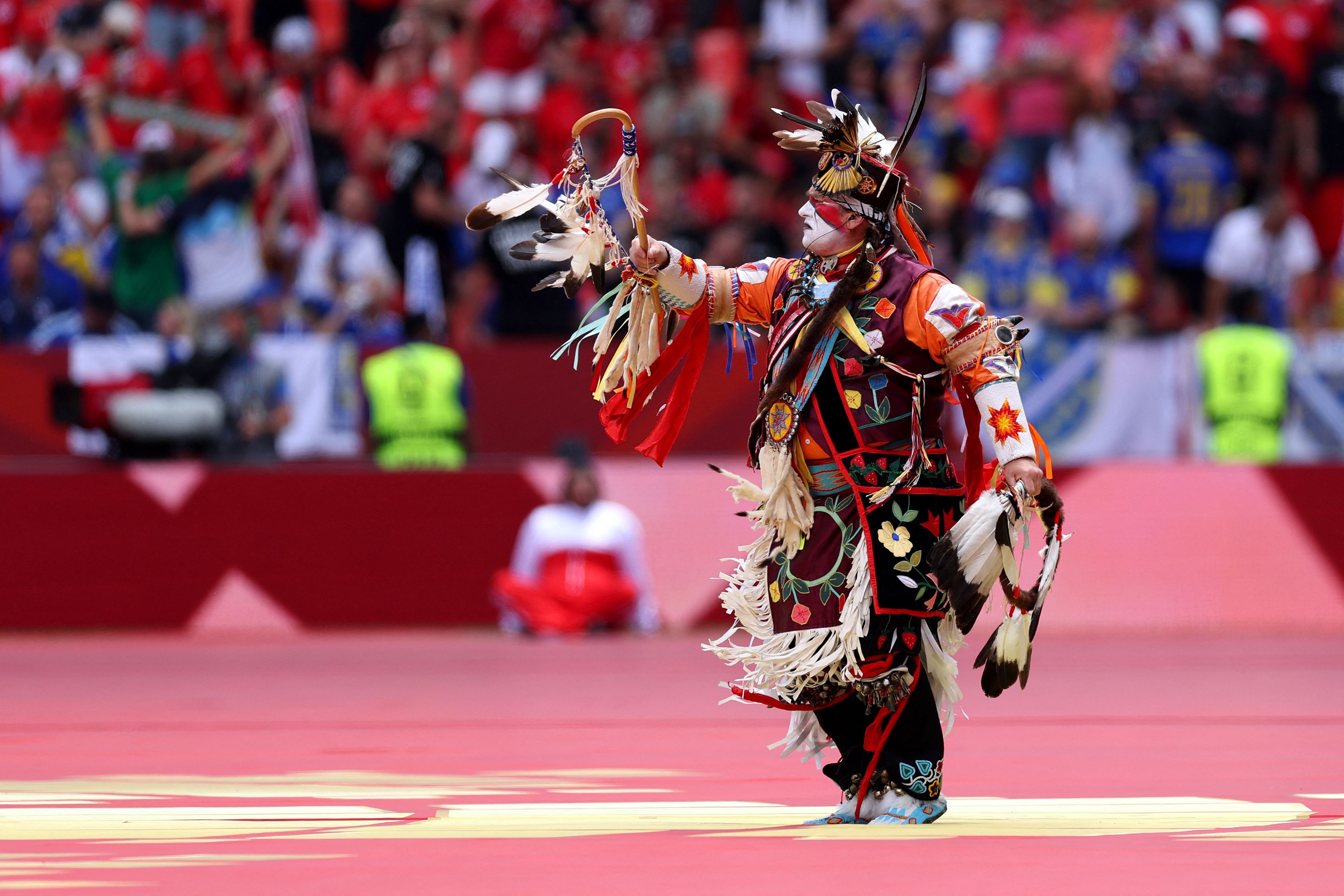 Canadenses louvam suas raízes em festa modesta, mas animada