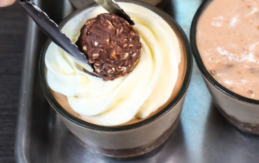 Mini cheesecakes de Ferrero Rocher sem forno: uma receita simples para ...