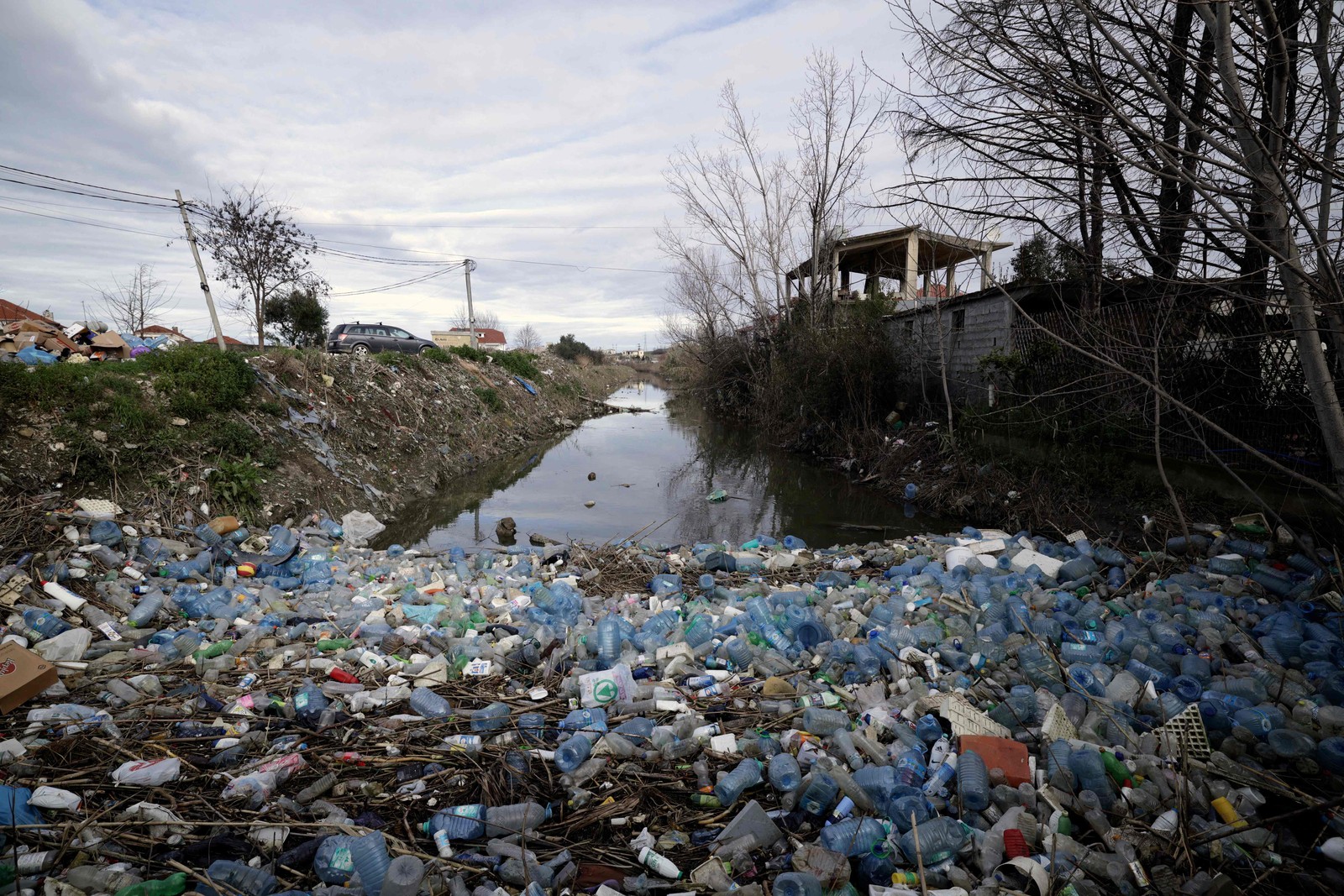 As cheias na cidade portuária de Durrës, que foi duramente atingida pelas fortes chuvas, deixaram para trás montes de lama e resíduos em muitas das margens dos rios da cidade — Foto: Adnan Beci/AFP