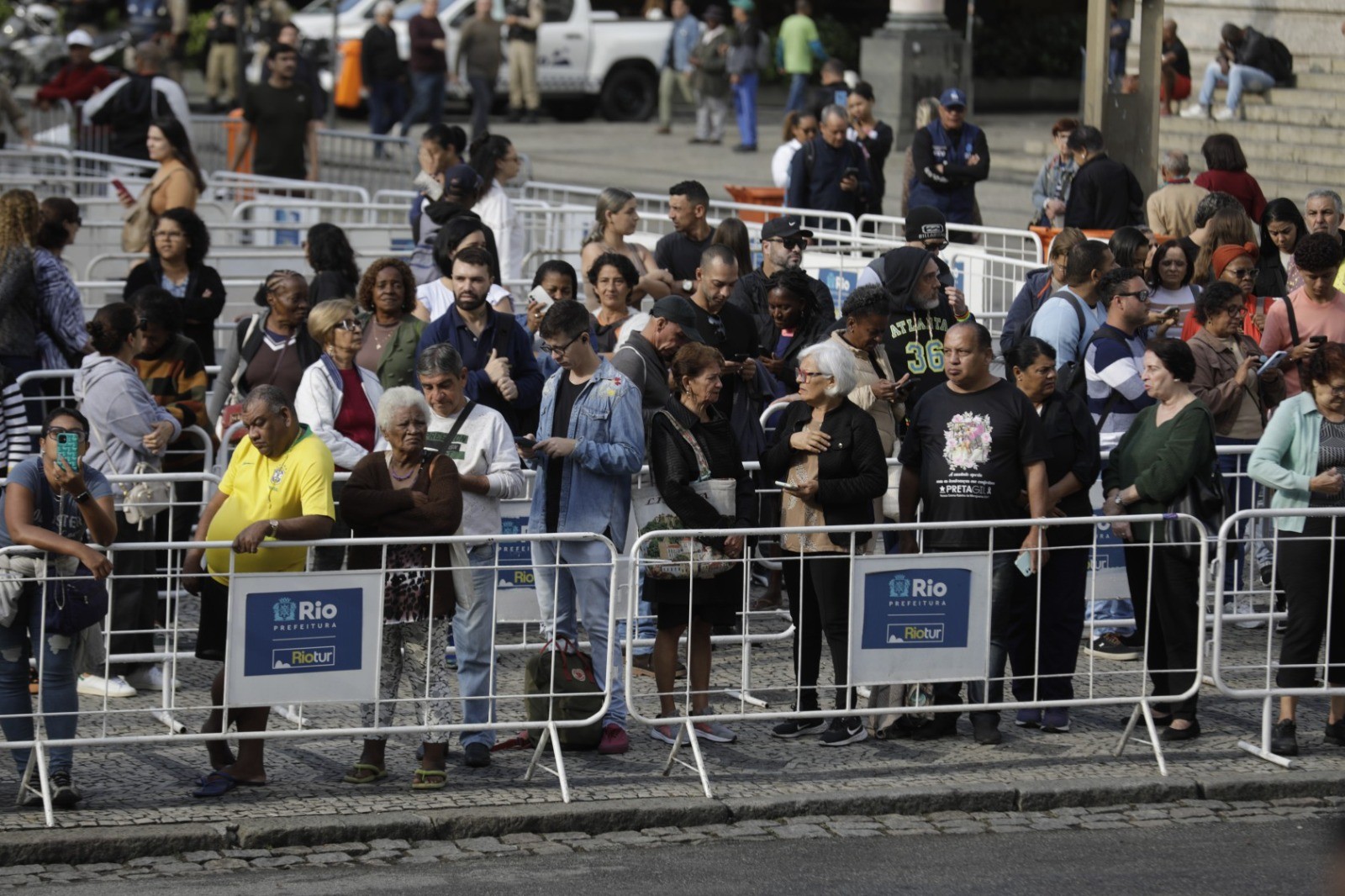 FãsFormamfila na porta do theatro nimicipal para se despedir da cantora -foto: Gabriel de Paiva /agênciiao Globo
