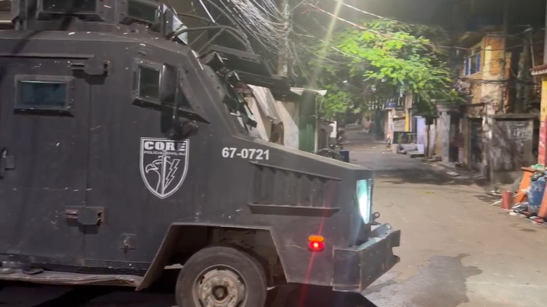 Traficantes do CV que agem no Quitungo são alvos de ação policial; suspeito morreu em confronto - QTU Questões do Universo