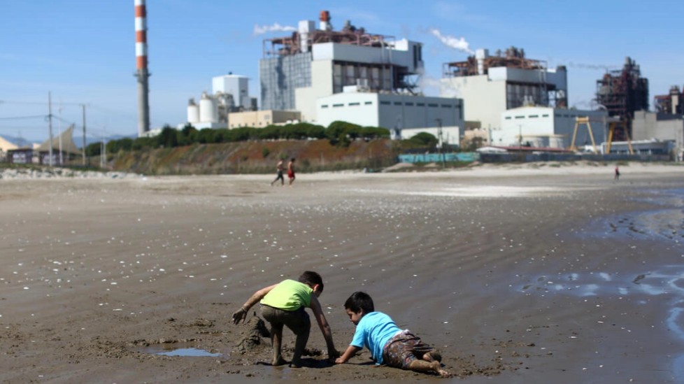 Cidades de Quintero e Puchuncaví são atingidas por onda de contaminação industrial — Foto: Pablo Vera / AFP