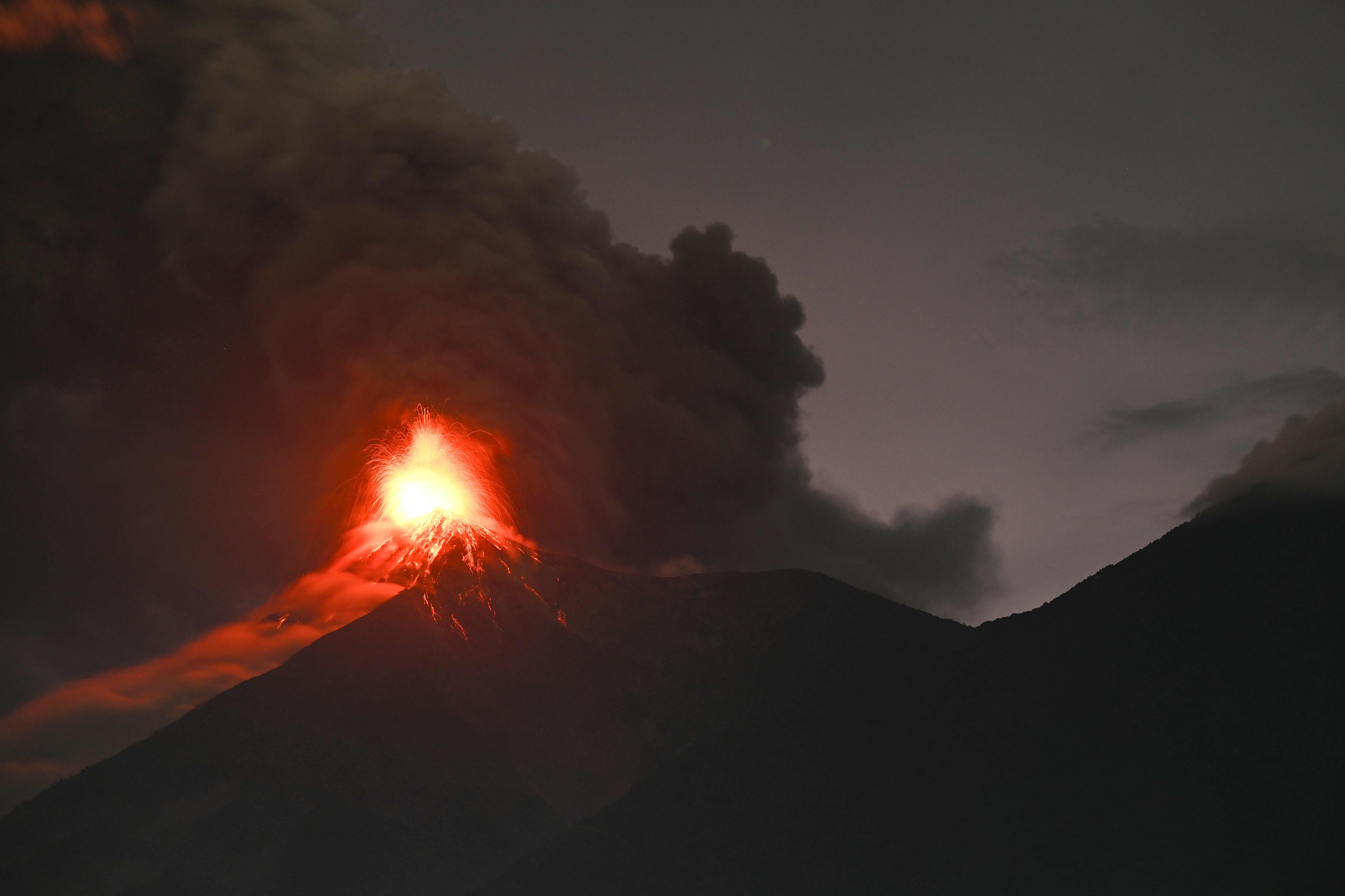 Mais de mil pessoas são evacuadas na Guatemala após erupção vulcânica - QTU Questões do Universo