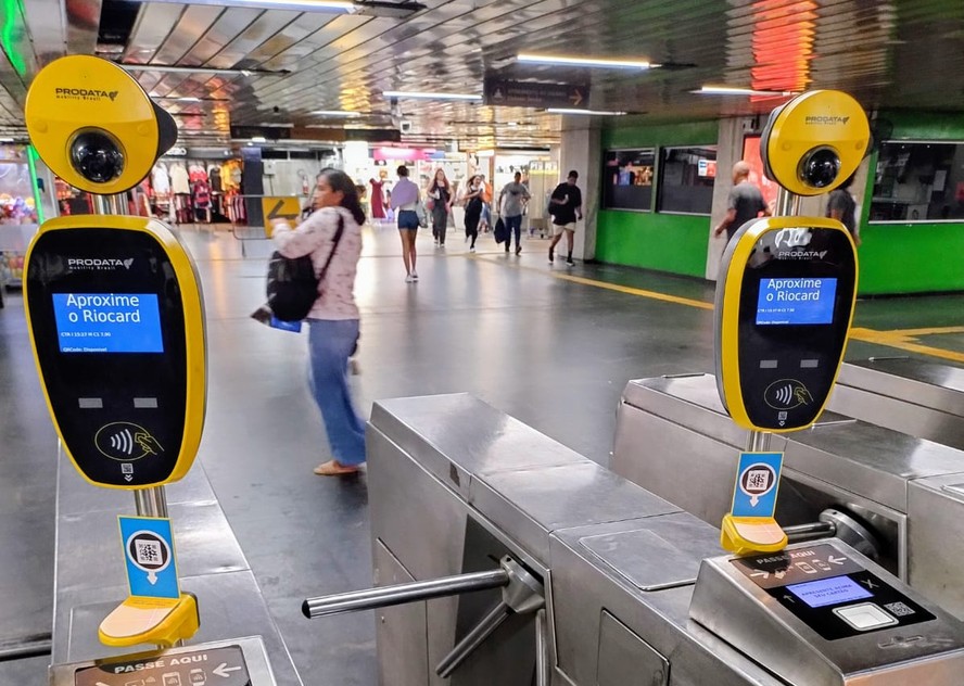 Sistema com câmeras para biometria facial (no alto, na imagem) já está em operação na estação central do Metrô